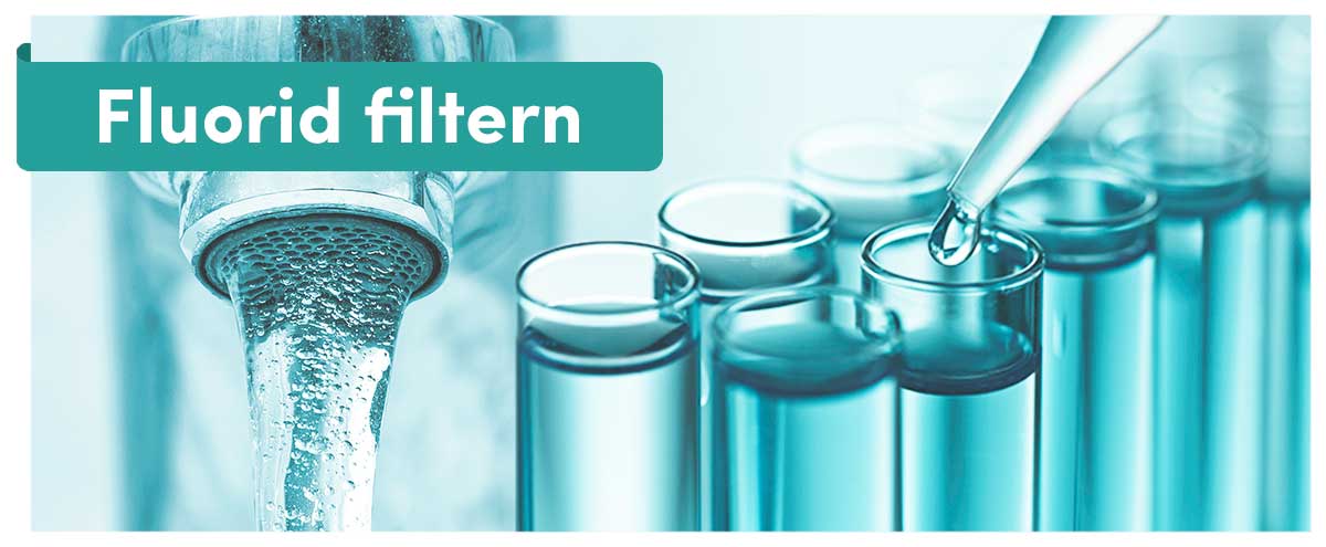 Schriftzug „Fluorid filtern“ – fließender Wasserhahn und Pipette über gefüllten Reagenzgläsern