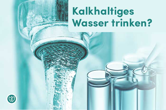 Titelgrafik „Kalkhaltiges Wasser trinken?“ – Wasserstrahl am Hahn neben Reagenzgläsern