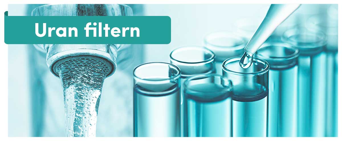 Titelgrafik „Uran filtern“ – Wasserhahn mit laufendem Strahl neben Reagenzgläsern und Pipette