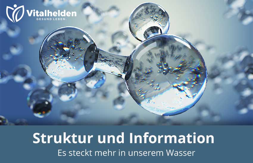 Wassermolekül als Modell aus drei glasklaren Kugeln, dazu der Titel „Struktur und Information“