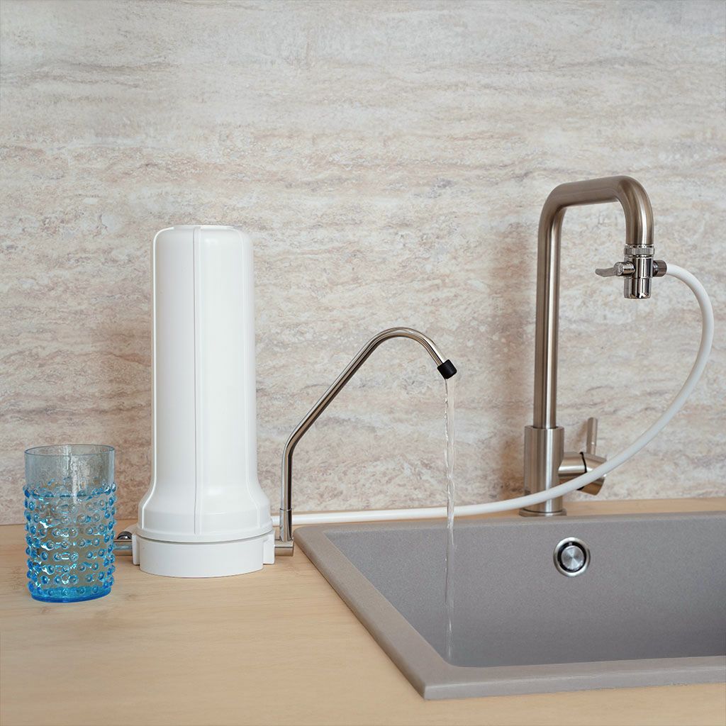 Alvito Auftisch Wasserfilter Set Pure Lifestylebild in Küche
