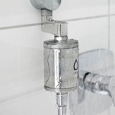 Wasserfilter für die Dusche montiert und wasserüberströmt