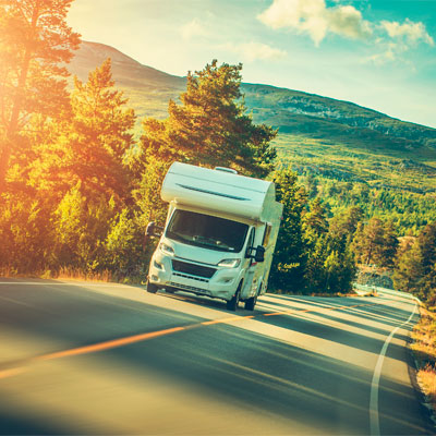 Wohnmobil bei Abenddämmerung