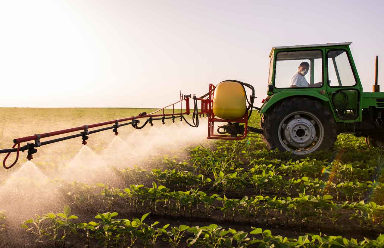 Traktor bringt Spritzmittel aus