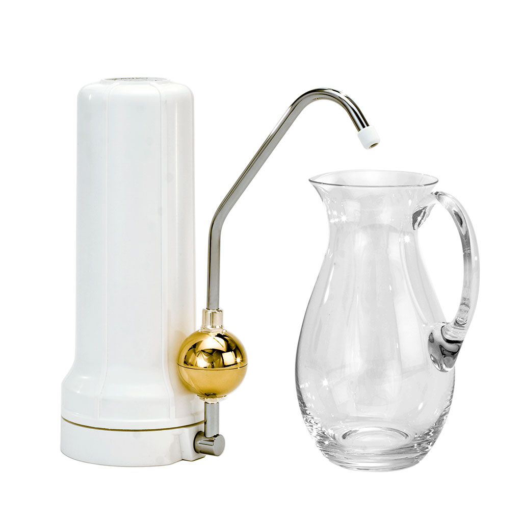 UMH_Live_Gold_am Auftischfilter_Sanuno_mit_Krug_freigestellt
