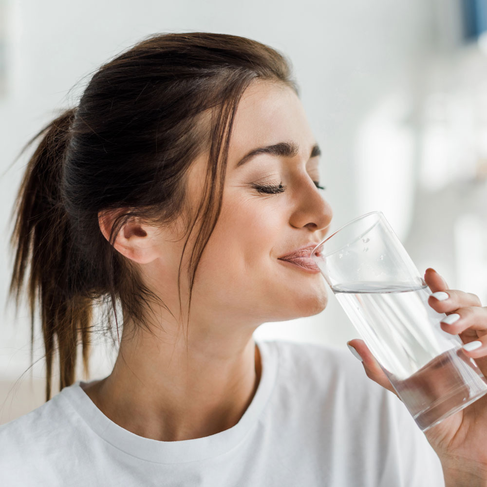 junge Frau genießt gefiltertes Wasser