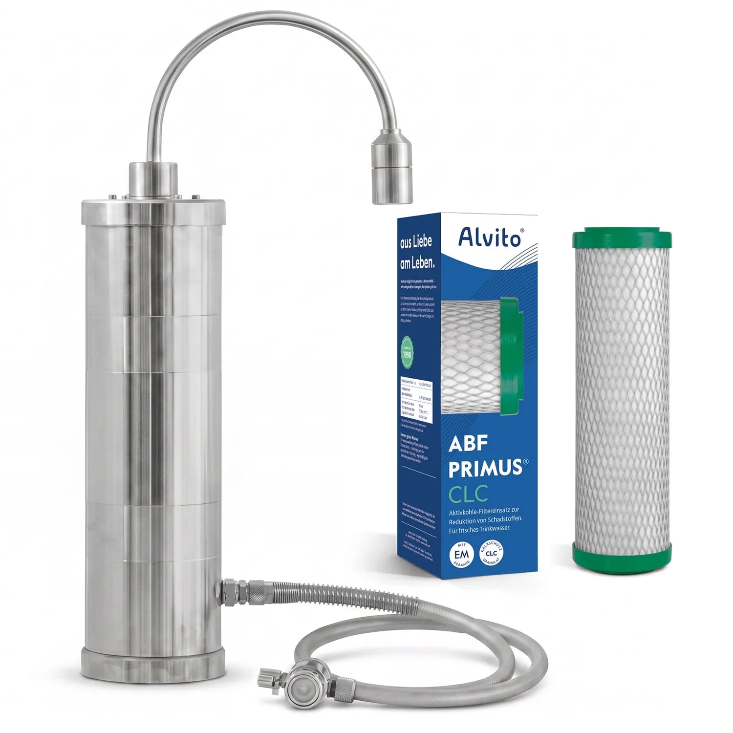 Alvito Auftischfilter Inox mit geripptem Edelstahlgehäuse und Edelstahl-Bogenauslauf sowie Edelstahl Wasserwirbler Viva – daneben ABF Primus CLC Karton und Kalkschutz-Filtereinsatz mit grünen Endkappen sowie Edelstahl-Flexschlauch mit Umlenkventil, freigestellt auf weißem Hintergrund #Filterkatusche_Aktivkohle + Kalkschutz