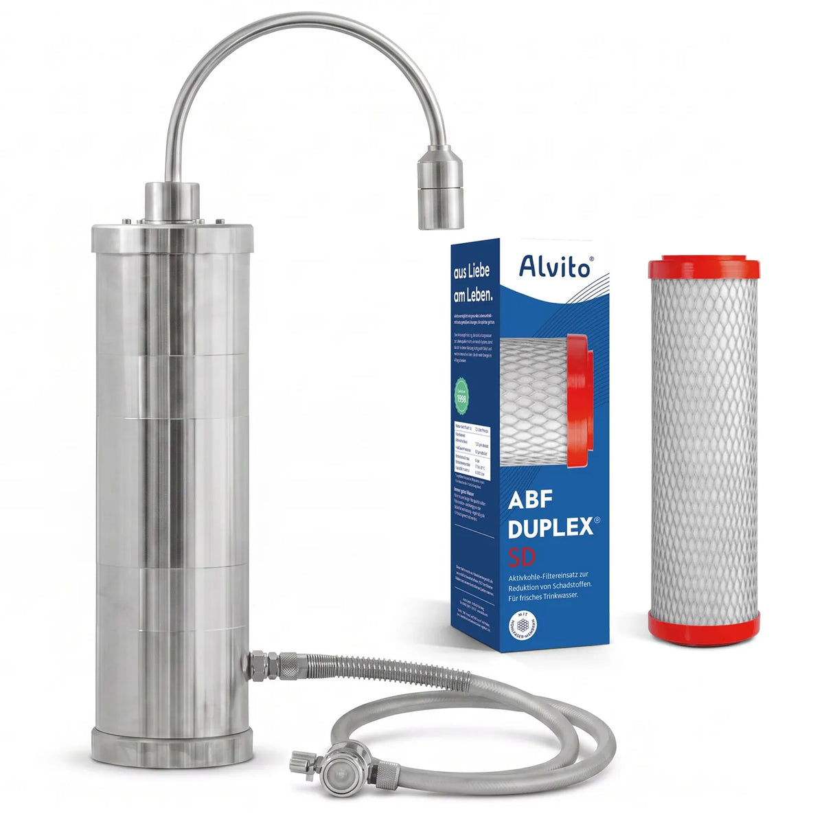 Alvito Auftischfilter Inox mit geripptem Edelstahlgehäuse und Edelstahl-Bogenauslauf sowie Edelstahl Wasserwirbler Viva – daneben ABF Duplex Karton und Keimsperre-Filtereinsatz mit roten Endkappen sowie Edelstahl-Flexschlauch mit Umlenkventil, freigestellt auf weißem Hintergrund #Filterkatusche_Aktivkohle + Keimsperre