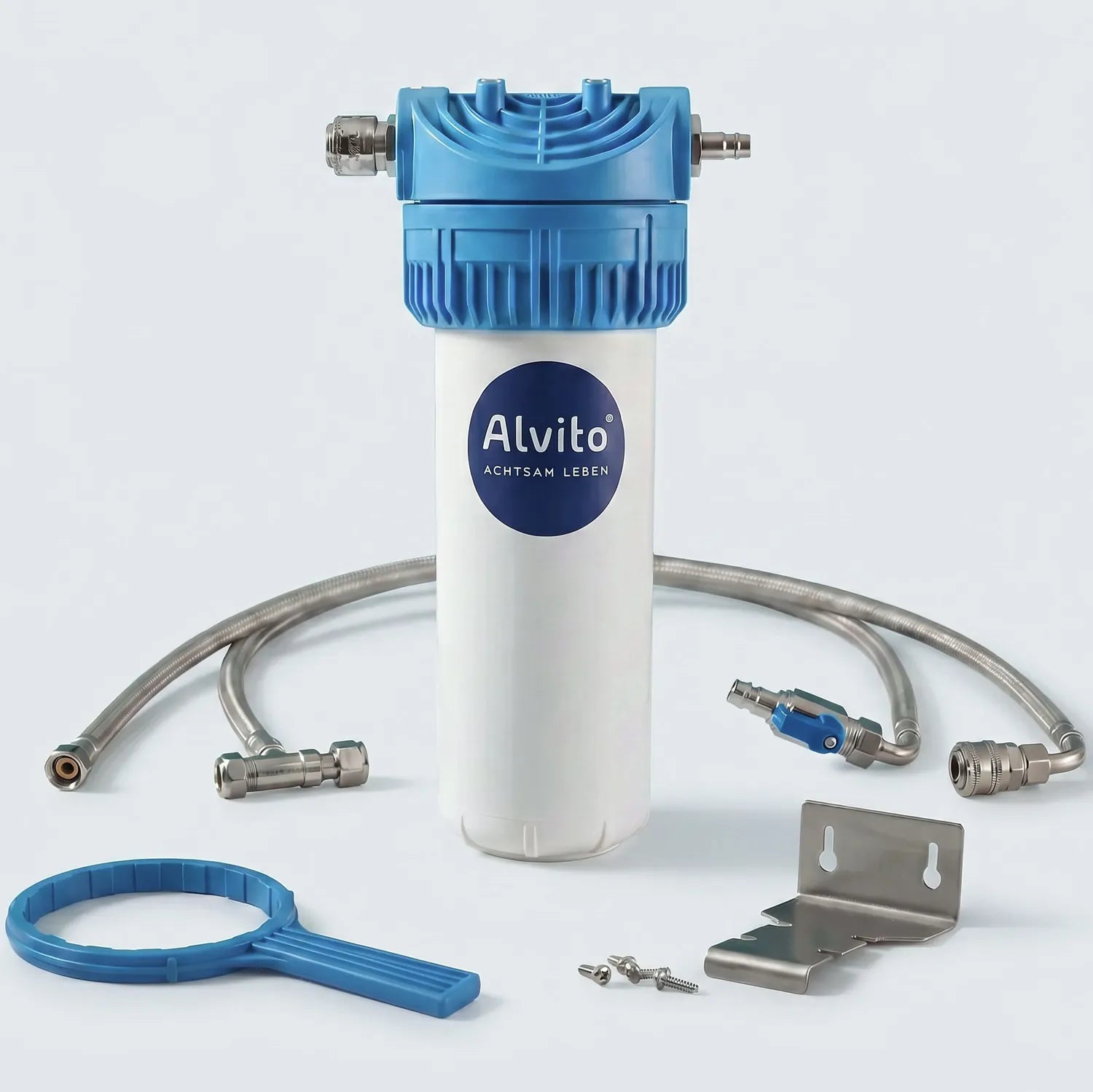 Alvito Basic Einbaufilter freigestellt – blau-weißes Filtergehäuse mit Wandbügel, zwei Edelstahlflexschläuche, blauer Filterschlüssel, blaues Kugelventil und Montageschrauben; hellgrauer Hintergrund
