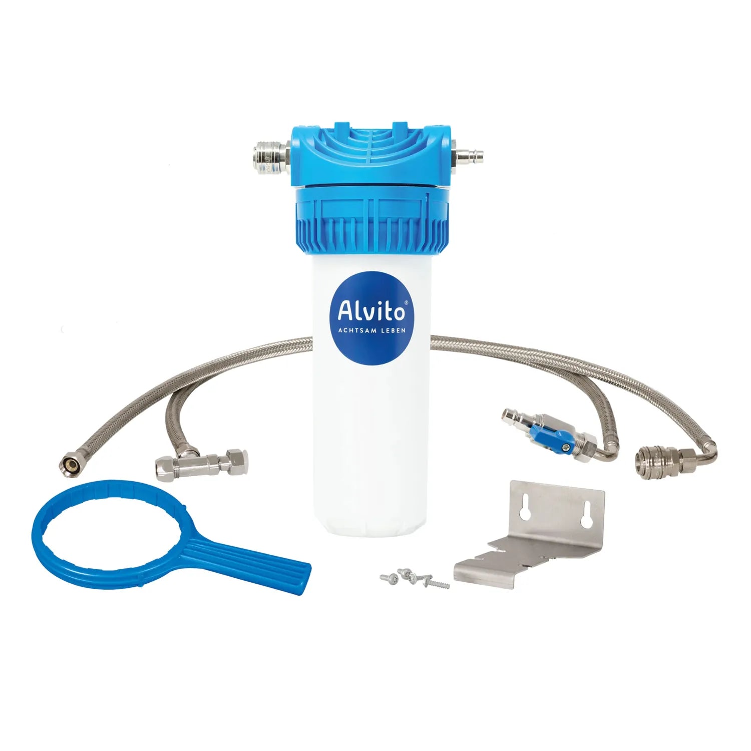 Alvito Basic Einbaufilter-Set freigestellt – blau-weißes Filtergehäuse mit Alvito-Logo, zwei Flexschläuche (einer mit blauem Kugelventil), blauer Filterschlüssel, Wandhalterung mit Schlitzen und vier Schrauben; weißer Hintergrund
