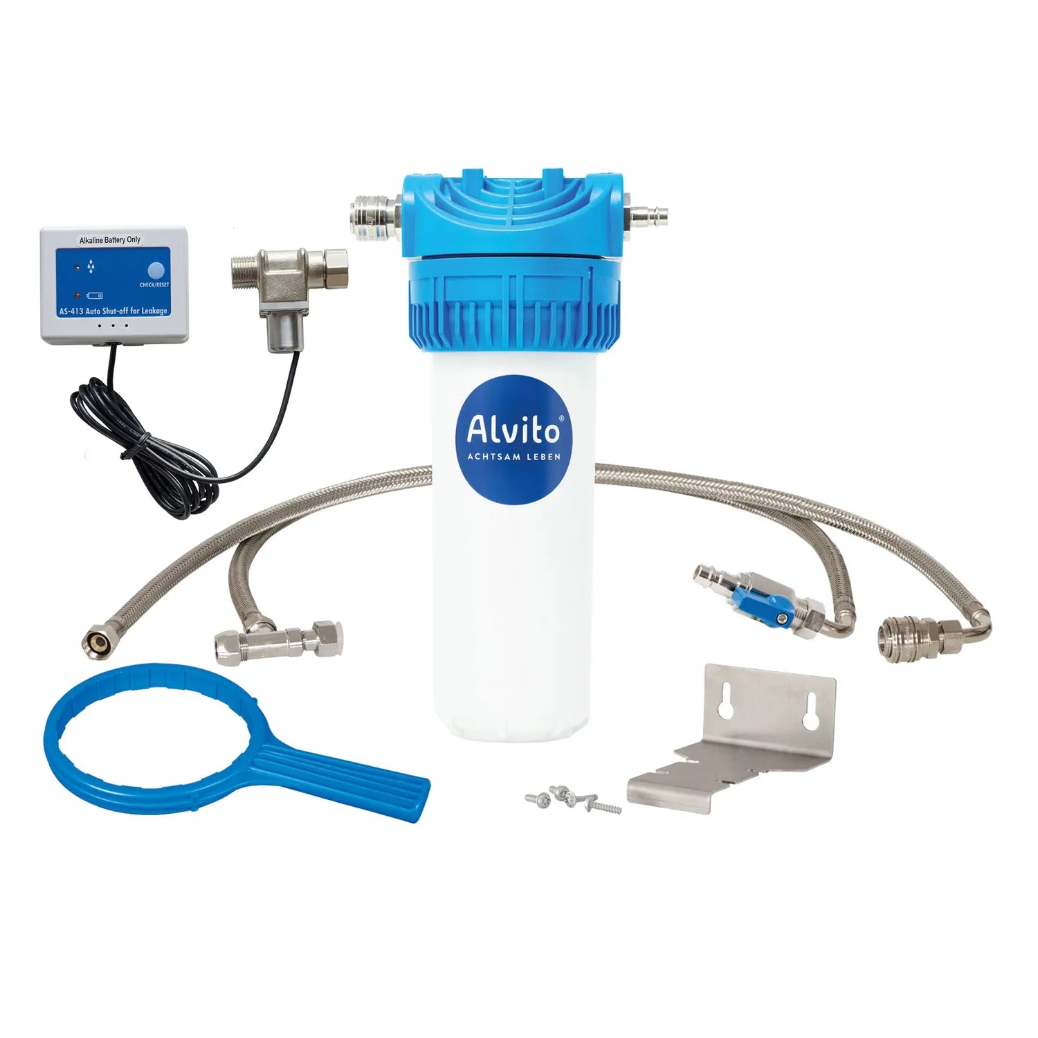 Alvito Basic Einbaufilter Variante Safe – Set freigestellt: blau-weißes Filtergehäuse mit Alvito-Logo, AS-413 Wasserstopp-Controller (weißes Gehäuse mit blauem Bedienfeld, „Alkaline Battery Only"), 3/8″-Eckventil-Anschluss, zwei Edelstahlschläuche, blauer Filterschlüssel, Montagewinkel, Schrauben; weißer Hintergrund