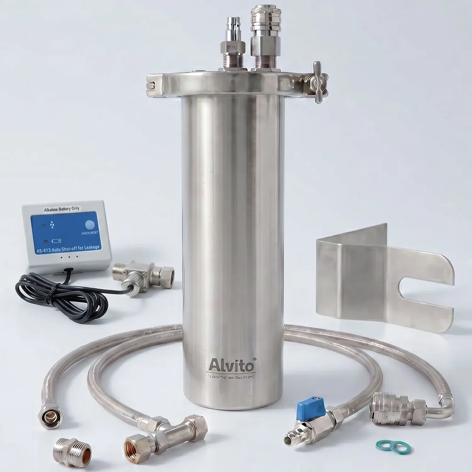 Alvito Inox T Einbaufilter Safe freigestellt – gebürstetes Edelstahlgehäuse mit Wandbügel, Schlauchsatz mit T-Stück sowie AS-413 Wasserstopp-Controller mit Sensorkabel; hellgrauer Hintergrund