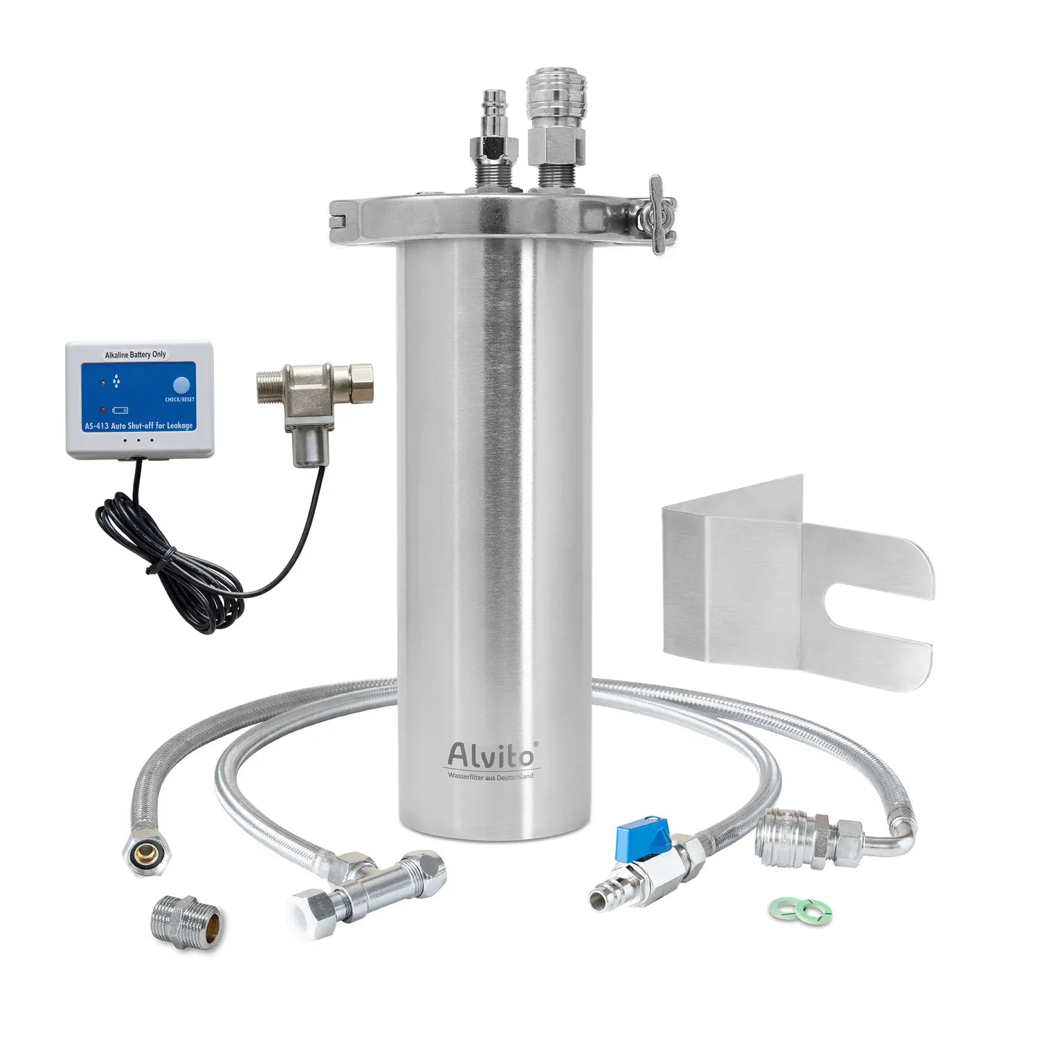 lvito Inox T Einbaufilter Variante Safe – Set freigestellt: gebürstetes Edelstahlgehäuse mit Schmetterlingsklemme und Alvito-Logo, AS-413 Wasserstopp-Controller, 3/8″-Eckventil-Anschluss, zwei Edelstahlschläuche, Montagewinkel, O-Ringe und Fittings; weißer Hintergrund