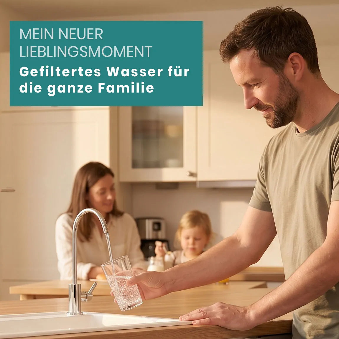 Mann füllt am Trinkwasserhahn ein Glas Wasser, Frau und Kind im Hintergrund – Overlay „Mein neuer Lieblingsmoment“