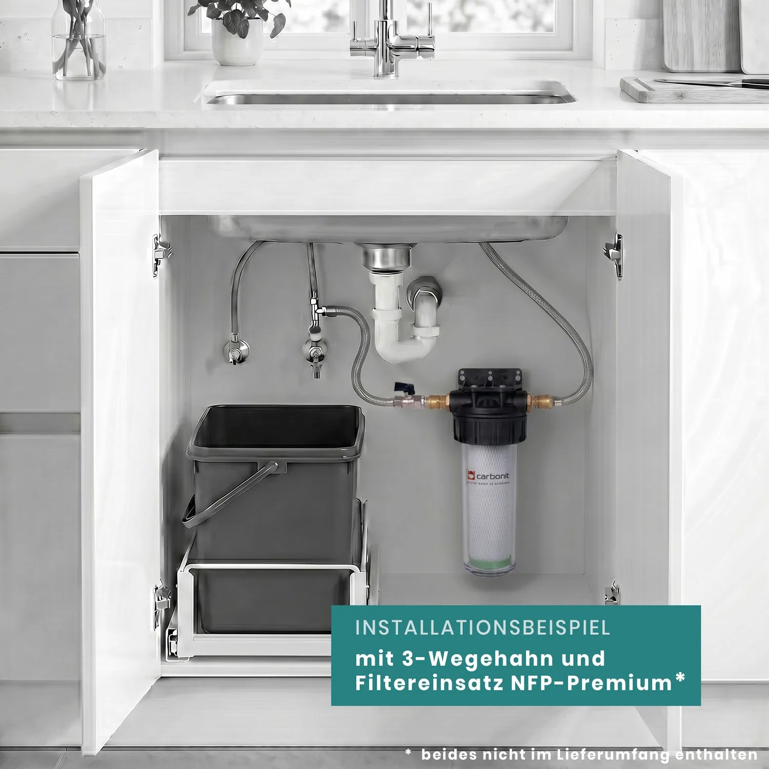 Carbonit Vario Basic im offenen Unterschrank – monochromes Rendering zeigt Filter (schwarzer Kopf, transparentes Gehäuse), graue Müllboxen auf Ausziehschienen, P-Trap und Absperrventile; Edelstahlspüle und Chrom-Armatur oben