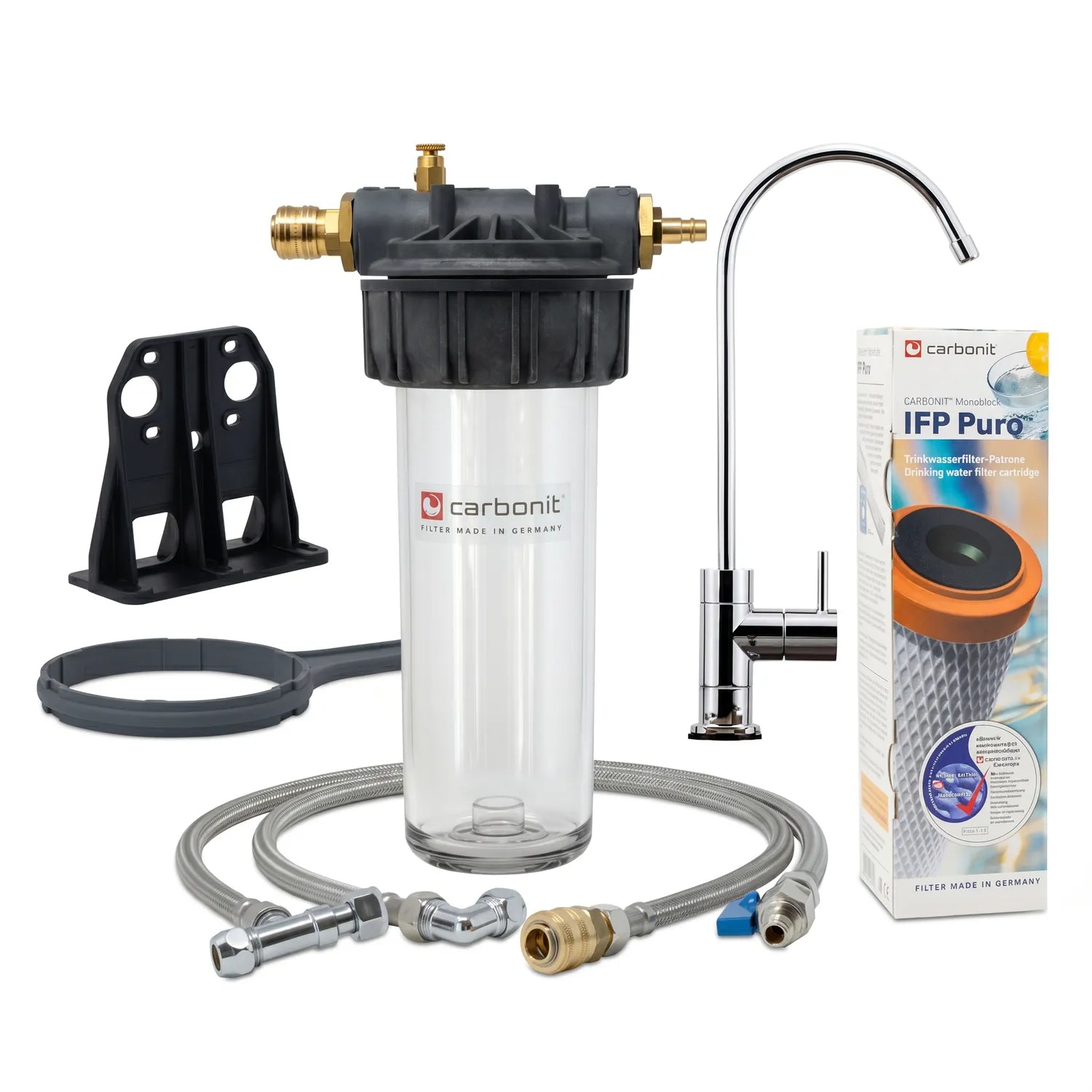 Carbonit Vario-HP Comfort Einbaufilter-Set freigestellt – transparentes Gehäuse, schwarzer Kopf mit Messing-Stutzen, Chrom-Trinkhahn, schwarzer Wandhalterung, grauer Schlüssel, Schläuche und IFP-Puro-Verpackungskarton (Carbonit-Logo, orange Kartusche); weißer Hintergrund