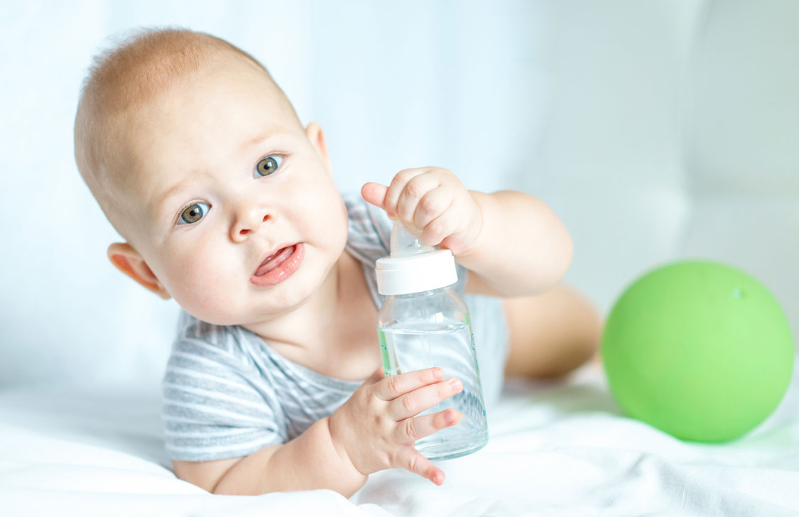 Ab wann dürfen Babys Wasser trinken?