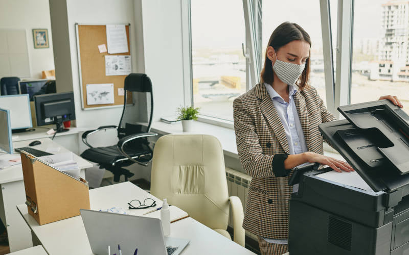 Laserdrucker sind eine wahre Feinstaubschleuder und machen das Büro so langfristig zu einem gesundheitsbelastenden Arbeitsumfeld. @shironosov /istockphoto.com