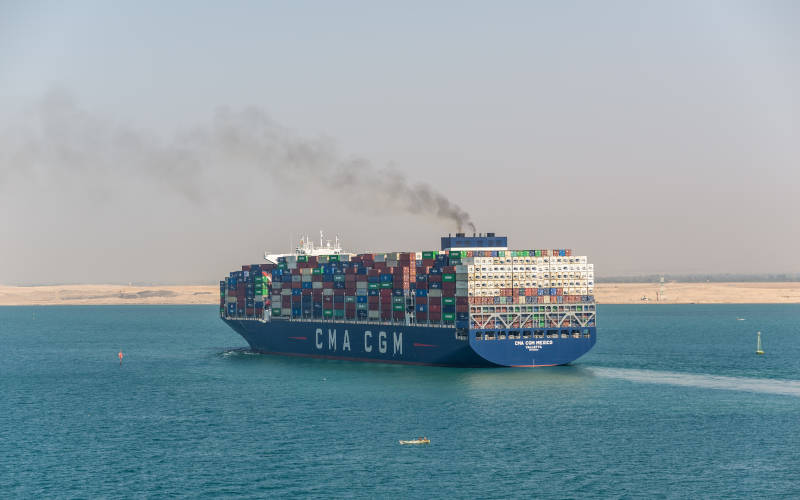 Containerschiffe stoßen Unmengen an Feinstaub in die Luft. @vale_t /iStock