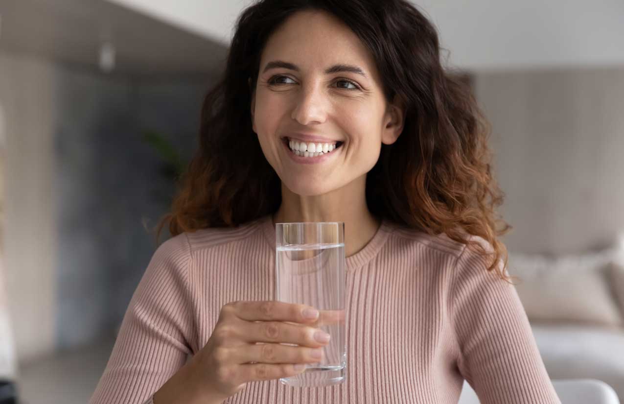 Warum gefiltertes Wasser oft besser ist als pures Leitungswasser (Bildquelle: fizkes / istockphoto.com)