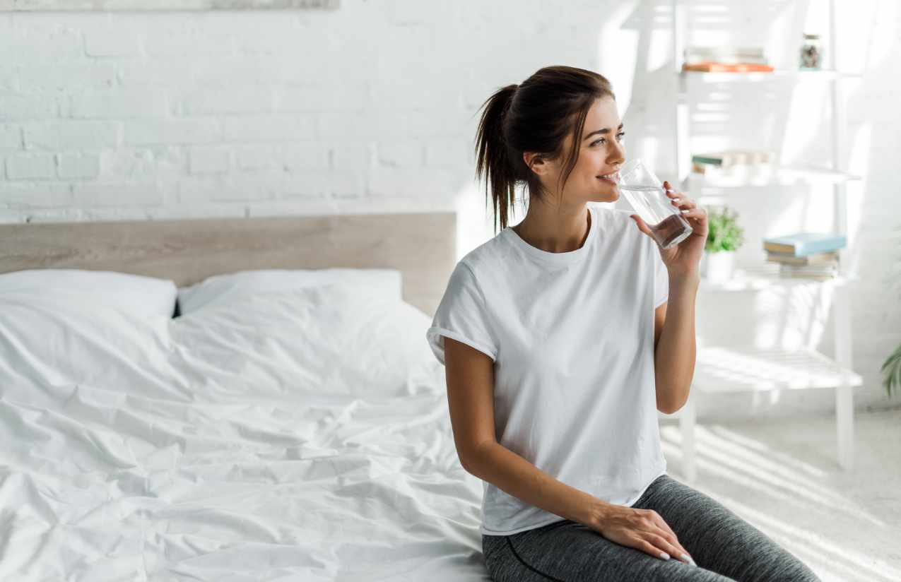 Sollte man morgens nüchtern Wasser trinken?