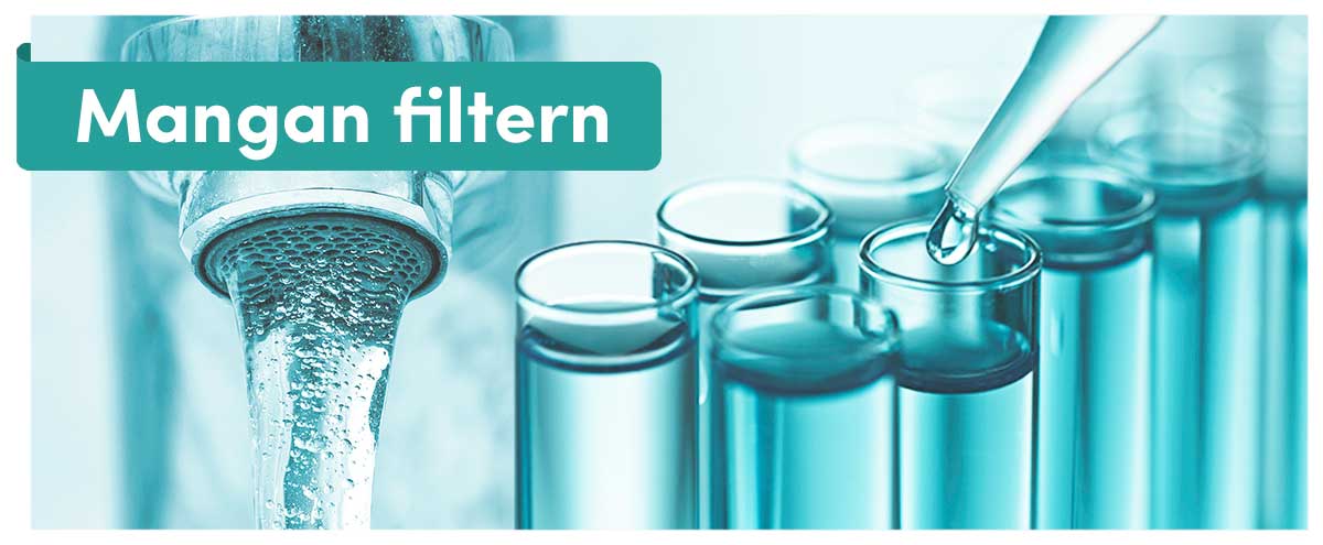 Titelgrafik „Mangan filtern“ – laufender Wasserhahn und Laborgläser mit Pipette in Türkistönen