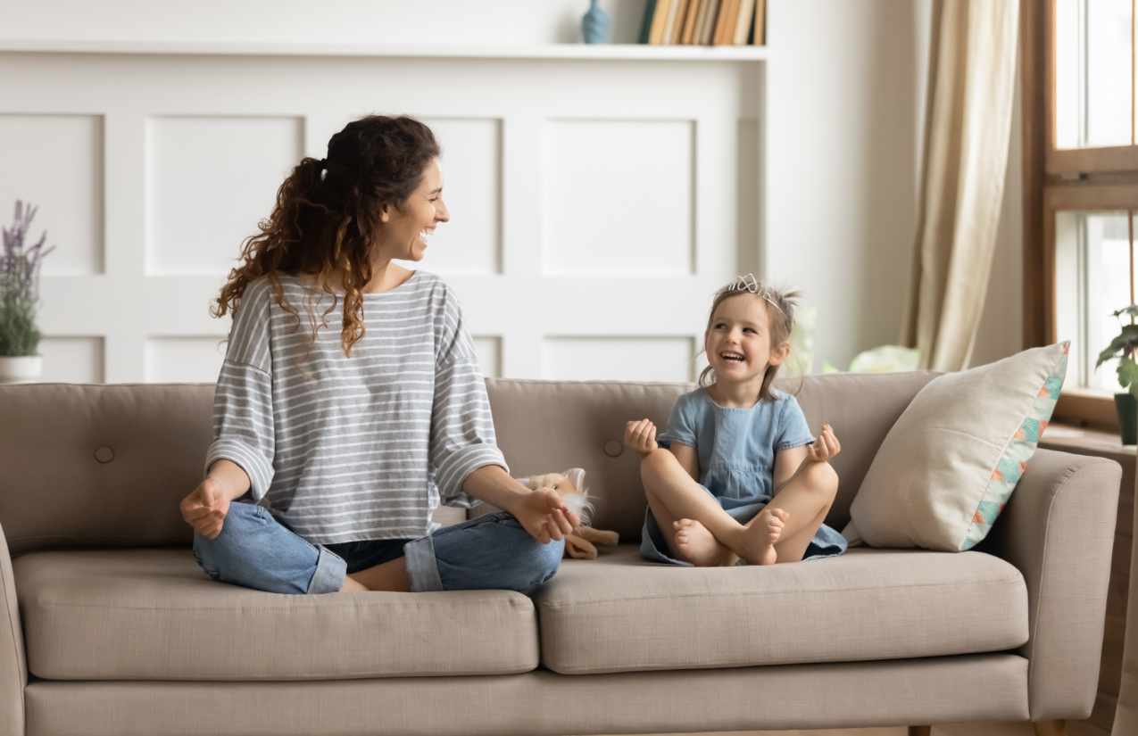 Eine frische Raumluft verbessert nicht nur das physische, sondern auch das psychische Wohlbefinden merklich. @fizkes /istockphoto.com