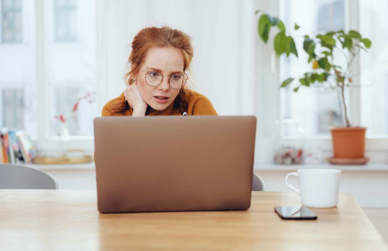 Frau recherchiert online nach Untertischfilter
