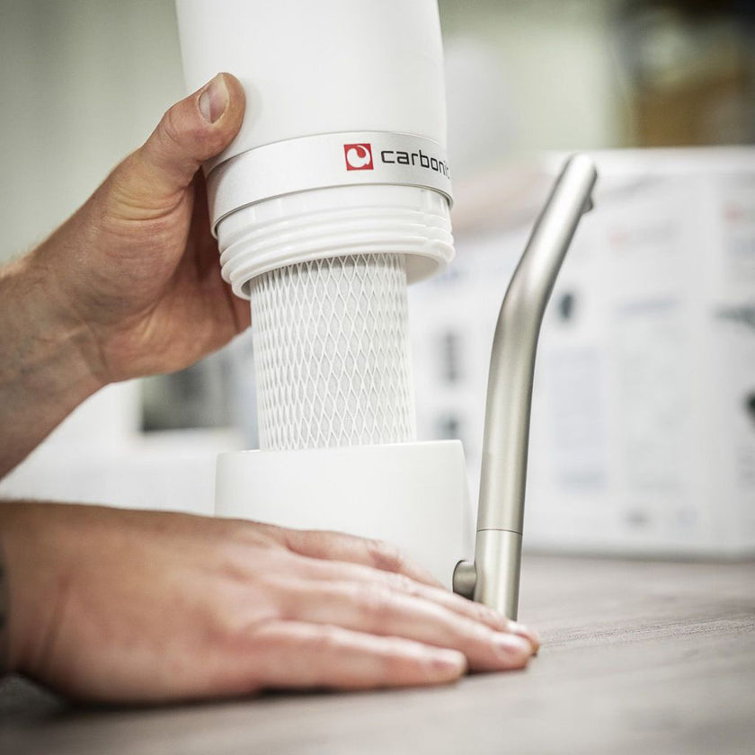 Person mit Wasserfilter von Vitalhelden