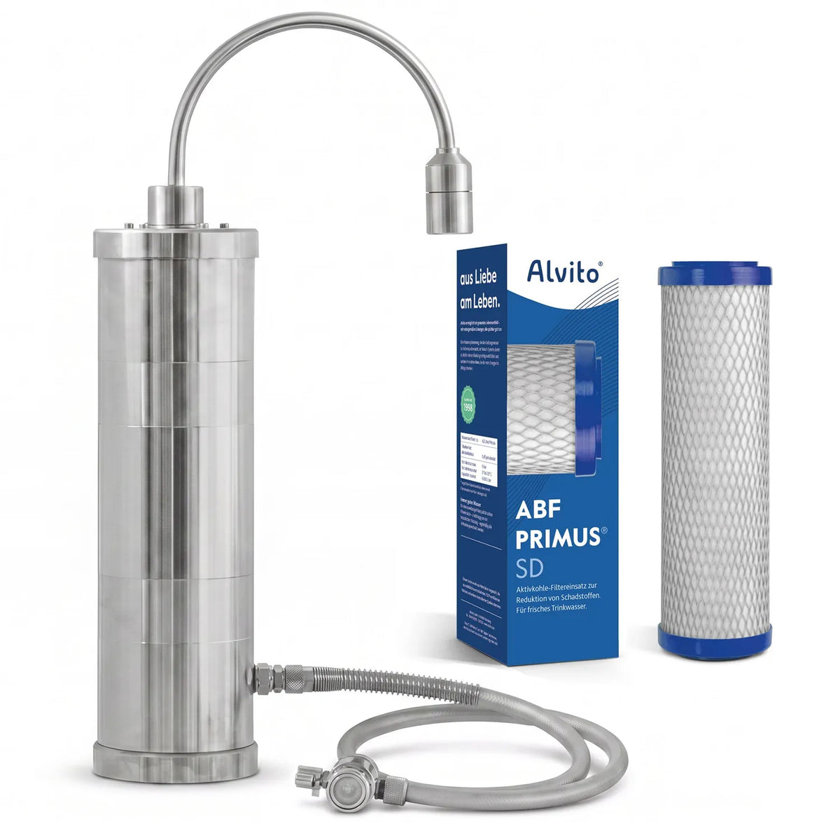 Alvito Auftischfilter Inox mit geripptem Edelstahlgehäuse und Edelstahl-Bogenauslauf sowie Edelstahl Wasserwirbler Viva – daneben ABF Primus SD Karton und Aktivkohle-Filtereinsatz mit blauen Endkappen sowie Edelstahl-Flexschlauch mit Umlenkventil, freigestellt auf weißem Hintergrund