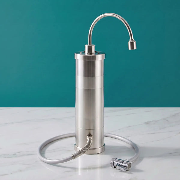 Alvito Auftischfilter Inox aus gebürstetem Edelstahl mit geschwungenem Edelstahlauslauf, Flexschlauch und Adapter auf Marmor