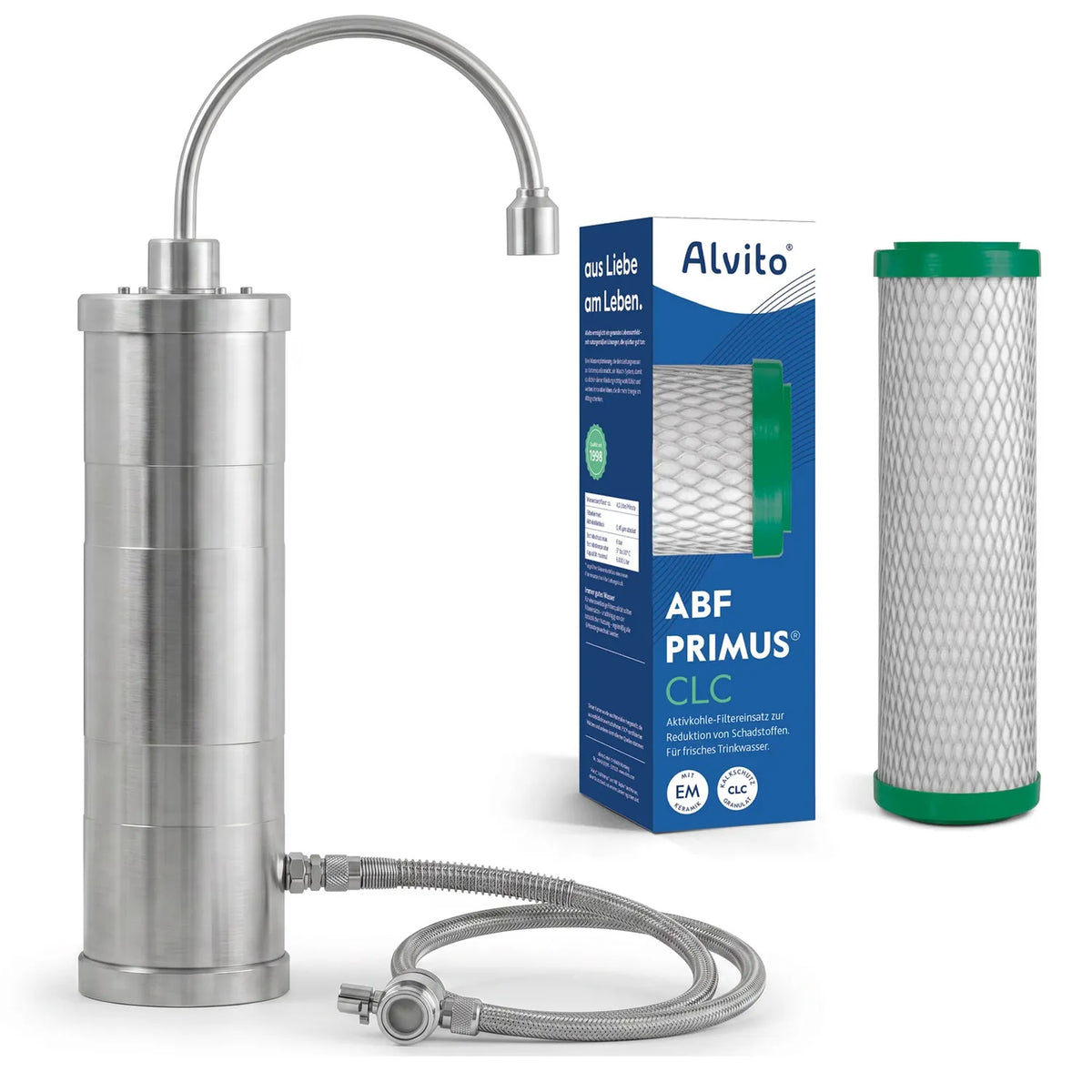 Alvito Auftischfilter Inox mit geripptem Edelstahlgehäuse und Edelstahl-Bogenauslauf – daneben ABF Primus CLC Karton und Kalkschutz-Filtereinsatz mit grünen Endkappen sowie Edelstahl-Flexschlauch mit Umlenkventil, freigestellt auf weißem Hintergrund #Filterkatusche_Aktivkohle + Kalkschutz