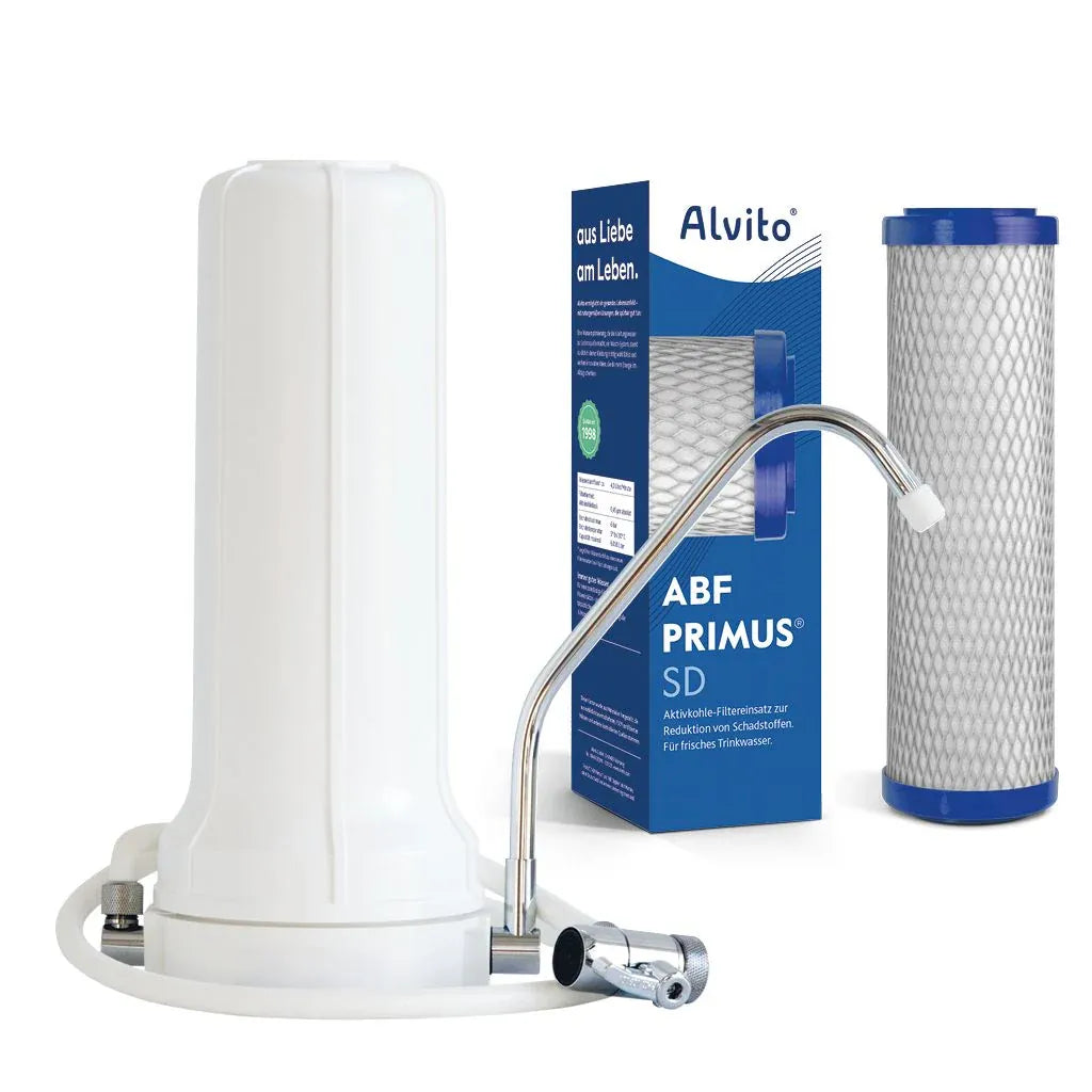 Alvito AF Set Pure Produktkomposition – weißer Auftischfilter mit verchromtem Auslauf, ABF Primus SD Filtereinsatz mit Karton, freigestellt auf weißem Hintergrund