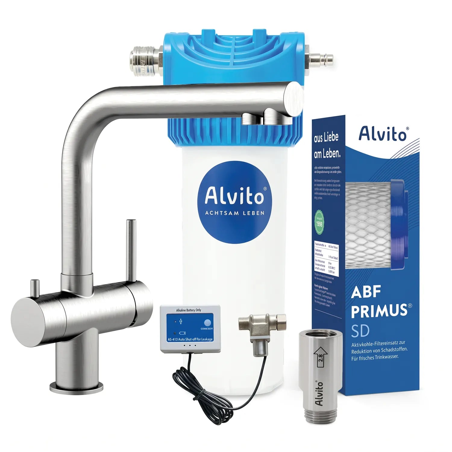 Einbaufilter Set Integral Pro freigestellt – Alvito Filtergehäuse mit AS-413 Modul, gebürsteter Edelstahl-4-Wegehahn (Atessa, niedrig), Inline-Wirbler, ABF Primus SD Kartusche (blaue Kappen) mit Karton; weißer Hintergrund