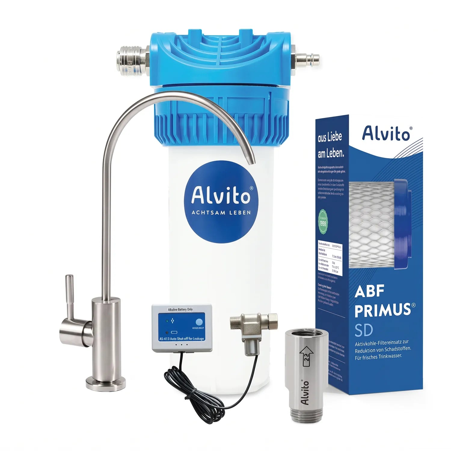 Einbaufilter Set Split Pro freigestellt – Alvito Filtergehäuse (blau/weiß) mit AS-413 Modul, gebürsteter Edelstahl-Beistellhahn (Schwanenhals, ein Hebel), Inline-Wirbler, ABF Primus SD Kartusche (blaue Kappen) mit Karton; weißer Hintergrund