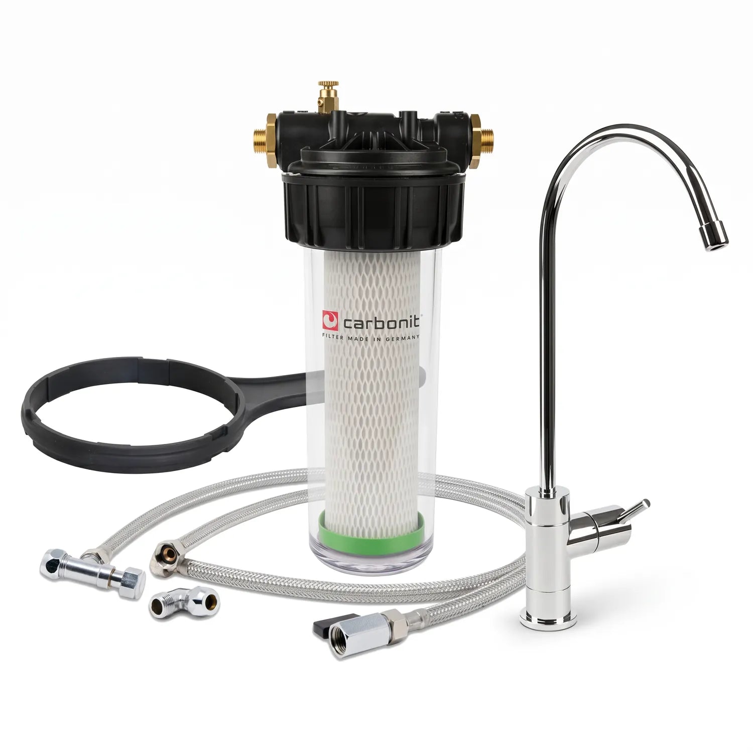 Carbonit Vario Classic Einbaufilter-Set freigestellt – transparentes Gehäuse mit NFP-Premium-Kartusche (Kreuzstruktur, grüner Ring), schwarzer Kopf mit Messing-Gewindestutzen, schwarzer Ringschlüssel und Wandhalterung, Chrom-Trinkhahn (Schwanenhals), zwei Edelstahlschläuche; weißer Hintergrund 
