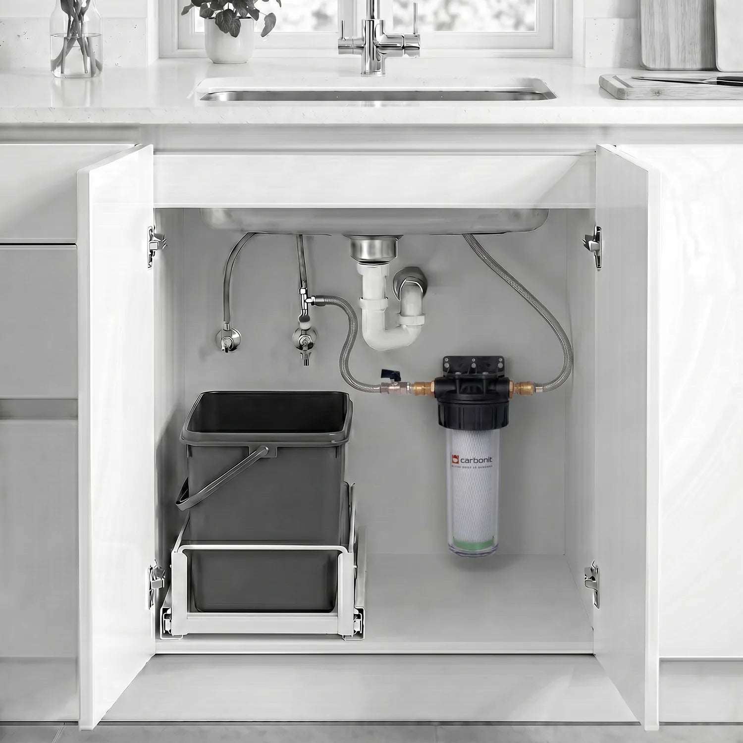 Carbonit Vario-HP Küche im offenen Unterschrank – monochromes Rendering zeigt Filter (schwarzer Kopf, transparentes Gehäuse mit Kartusche), graue Müllboxen auf Ausziehschienen, P-Trap und Absperrventile; Edelstahlspüle und Chrom-Armatur oben