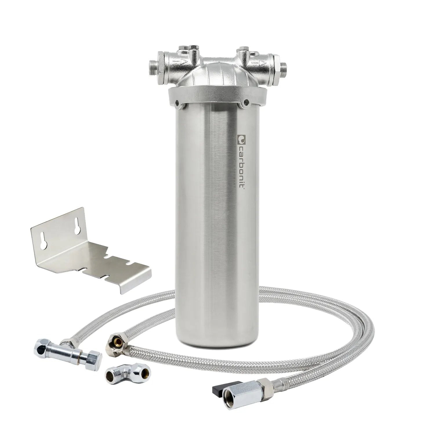 Carbonit Vario Inox VA Einbaufilter-Set freigestellt – gebürstetes Edelstahlgehäuse mit Gusskopf und zwei Gewindeanschlüssen, Edelstahl-L-Wandhalter, langer gewickelter Edelstahlschlauch, Winkelfittings; weißer Hintergrund