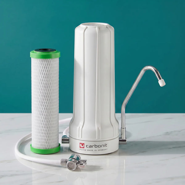 Carbonit Sanuno Classic Auftischfilter weiß – mit NFP-Premium Filtereinsatz, Schlauch und Umlenkventil auf Marmor