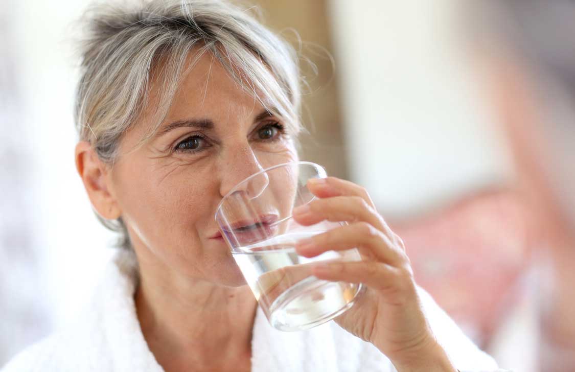 Senioren trinkt Glas Wasser
