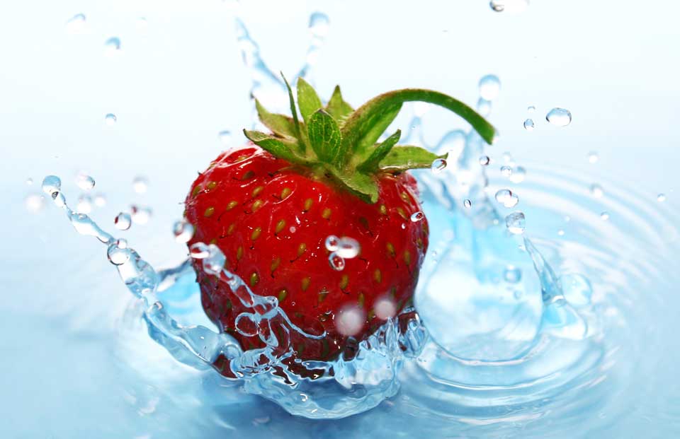 Erdbeere fällt ins Wasser