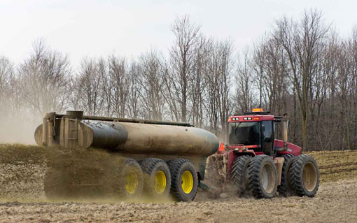 Traktor düngt Felder und bringt somit Nitrat aus