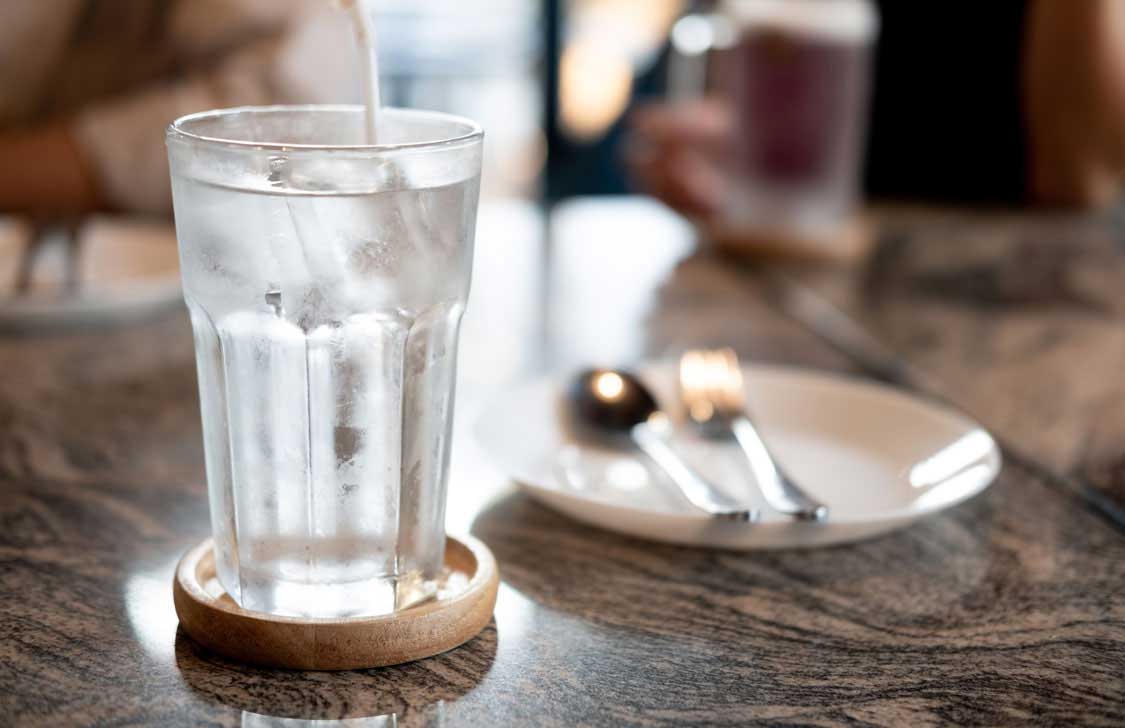 Wasserglas beim Essen am Tisch