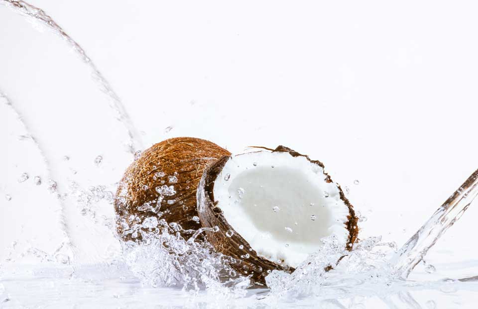 Wasser ergießt sich über geöffnete Kokosnuss